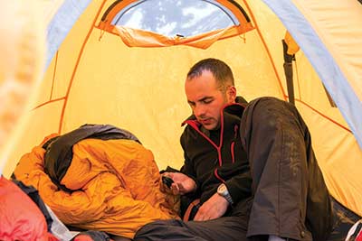 high altitude climber using oxygen oximeter in his test